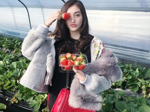 Menikmati Makanan Pesinetron Ranty Maria Tetap Bergaya Cantik