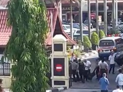 Terduga Teroris Serang Polisi di Riau dengan Samurai