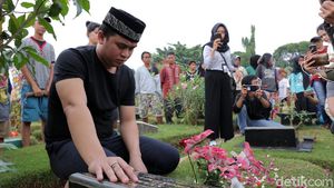 Doa Billy Syahputra di Pusara Olga Syahputra