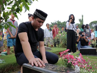 Doa Billy Syahputra di Pusara Olga Syahputra