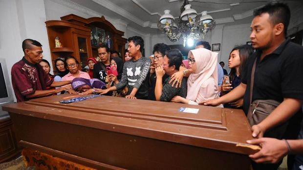 Keluarga besar Gogon di samping jenazah sang pelawak Srimulat.