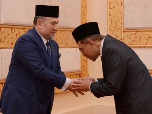 Bebas dari Penjara Anwar Ibrahim Disambut Hangat Istana Kerajaan