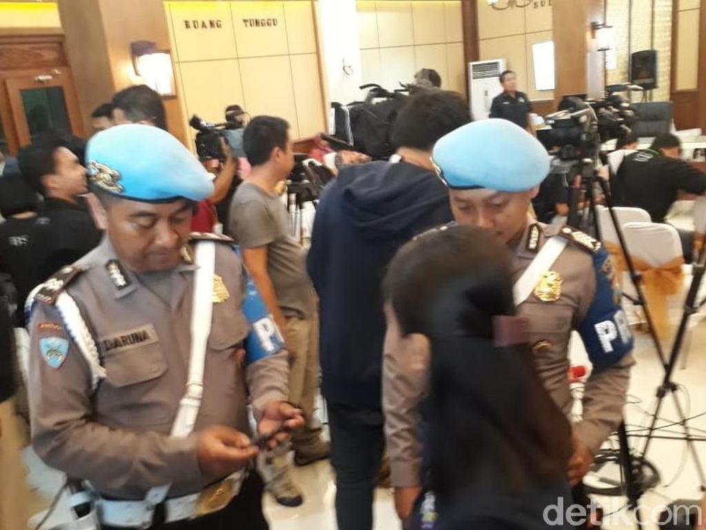 Rawan Penyusup Teroris, Polisi Periksa ID Card Jurnalis Rawan Penyusup Teroris, Polisi Periksa ID Card Jurnalis