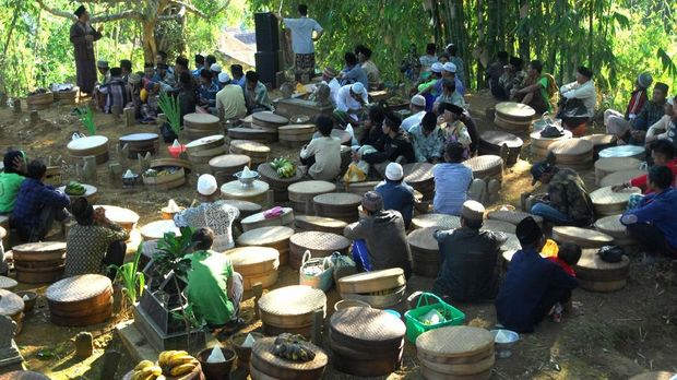 Sejumlah warga berkumpul dengan membawa Tenong berisi aneka makanan di komplek makam desa saat berlangsung tradisi Nyadran Pepunden di kawasan lereng gunung Sumbing Dusun Jambon, Gandurejo, Bulu, Temanggung, Jateng, Jumat (11/5). Masyarakat petani tembakau di kawasan lereng gunung tersebut rutin melakukan tradisi Nyadran setiap menjelang bulan Ramadan untuk mengirim doa kepada arwah leluhur sekaligus sebagai permohonan ke pada Tuhan YME agar diberi kemakmuran dan kesejahteraan. ANTARA FOTO/Anis Efizudin/aww/18.