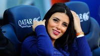 Dia juga tak asing kan? Ya, dia adalah Daniella Semaan, kekasih dari gelandang Chelsea, Cesc Fabregas. (Foto: David Ramos/Getty Images)