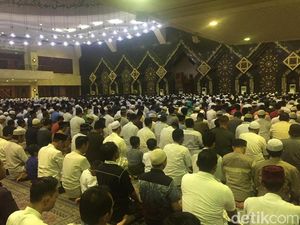 Tarawih Awal Ramadan, Warga Penuhi Masjid At-Tin TMII