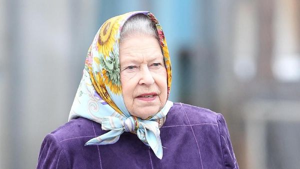 Gaya Ratu Elizabeth Pakai Scarf Motif dan Selendang, Bikin Pangling