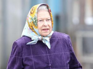 Gaya Ratu Elizabeth Pakai Scarf Motif dan Selendang, Bikin Pangling Gaya Ratu Elizabeth Pakai Scarf Motif dan Selendang, Bikin Pangling