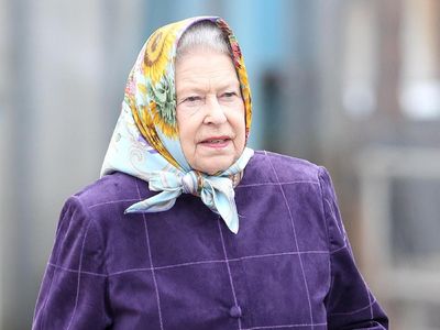 Gaya Ratu Elizabeth Pakai Scarf Motif dan Selendang, Bikin Pangling