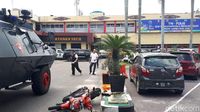 Foto: Suasana di Polda Riau 2 Jam Pasca Serangan, Ada Mayat Terkapar