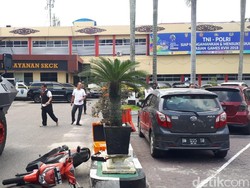 Saksi Mata Penyerangan Polda Riau: Saya Kira Mobil Tabrakan