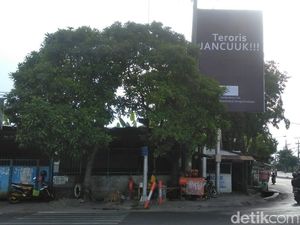 Teroris Jancuuk! Kecaman Aksi Teror Bom Bermunculan di Surabaya Teroris Jancuuk! Kecaman Aksi Teror Bom Bermunculan di Surabaya