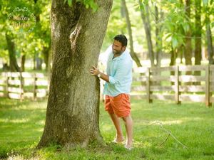 Kocak! Pria Jomblo Ini Lakukan Pemotretan Romantis tapi Sendirian