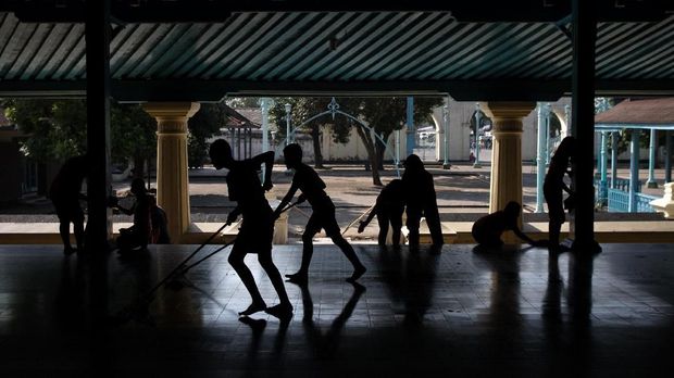 Pelajar membersihkan serambi Masjid Agung Keraton Kasunanan Surakarta di Solo, Jawa Tengah, Senin (14/5). Kegiatan tersebut dalam rangka menyambut bulan Ramadan untuk memberikan rasa nyaman bagi jamaah saat menjalan ibadah. ANTARA FOTO/Mohammad Ayudha/foc/18.