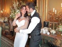 Pemain tengah Chelsea, Cesc Fabregas, mempunyai istri cantik. Dia dan Daniella Semaan baru saja menggelar resepsi. (Foto: Instagram)