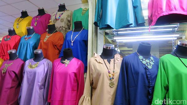 Pasar Tanah Abang Kebanjiran Baju Impor Asal China