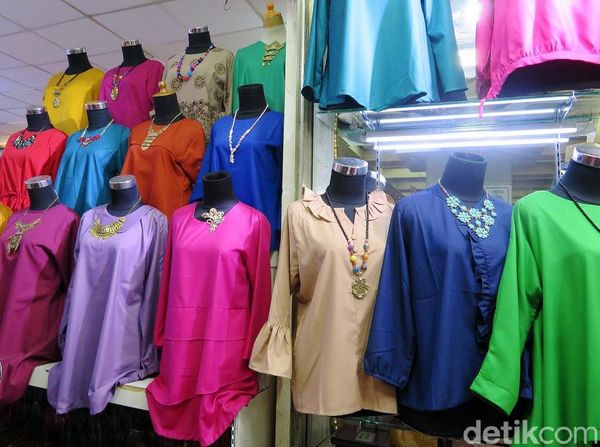 Pasar Tanah Abang Kebanjiran Baju Impor Asal China