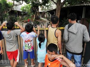Lokasi Penggrebekan Terduga Teroris di Tangerang jadi Tontonan Lokasi Penggrebekan Terduga Teroris di Tangerang jadi Tontonan