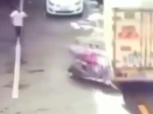 Ortu Teledor! Anak Ini Putar Gas Motor Langsung Tabrak Truk