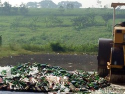 Sambut Ramadan, Miras Sitaan Polres Sukabumi Digilas Alat Berat