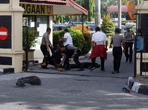 Polisi Riau dan Jambi Hadapi Serangan Musuh Bersenjata Tajam Polisi Riau dan Jambi Hadapi Serangan Musuh Bersenjata Tajam