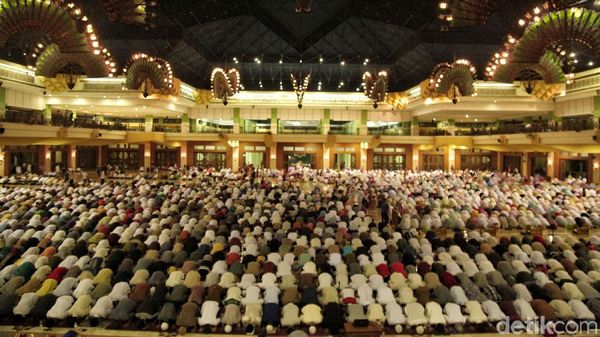 Foto: Salat Tarawih Perdana di Masjid Islamic Centre