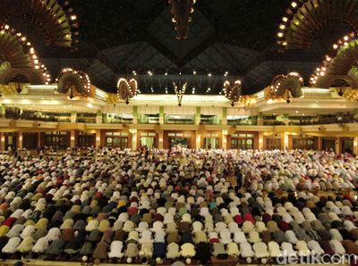 Foto: Salat Tarawih Perdana di Masjid Islamic Centre