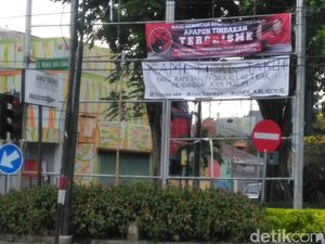 Spanduk Kecam Aksi Teror, PDIP: Ini Kemarahan Arek Suroboyo Spanduk Kecam Aksi Teror, PDIP: Ini Kemarahan Arek Suroboyo