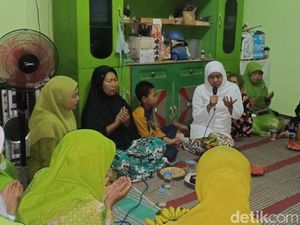 Takziah ke Rumah Korban Bom Gereja, Khofifah: Doakan Bapaknya ya Nak