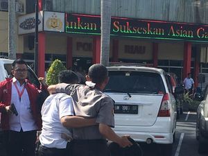 Jurnalis MNC Juga Ditabrak Teroris di Mapolda Riau Jurnalis MNC Juga Ditabrak Teroris di Mapolda Riau