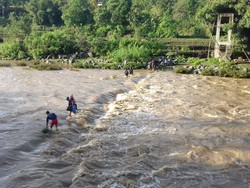 Jembatan Mangkrak, Warga Nekat Jalan Kaki Lintasi Air Deras Sungai
