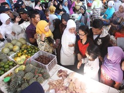 Blusukan ke Pasar Ngopak Pasuruan, Khofifah Dicurhati Pedagang