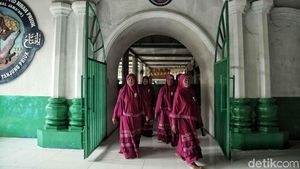 Jelang Ramadan, Warga Ziarah ke Makam Mbah Priok