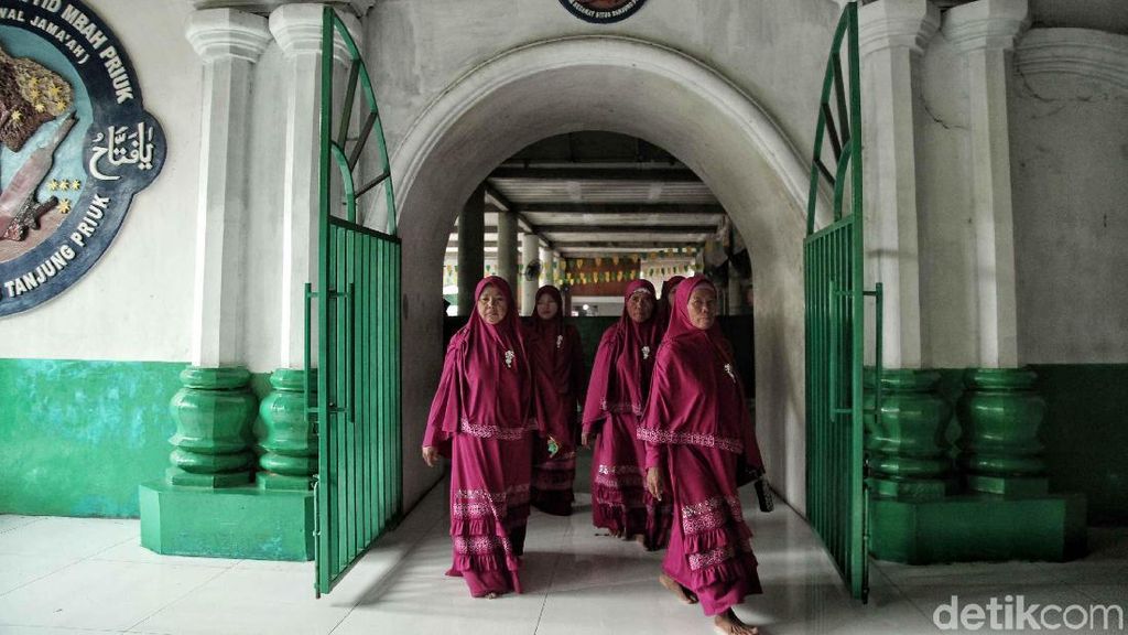 Jelang Ramadan, Warga Ziarah ke Makam Mbah Priok Jelang Ramadan, Warga Ziarah ke Makam Mbah Priok