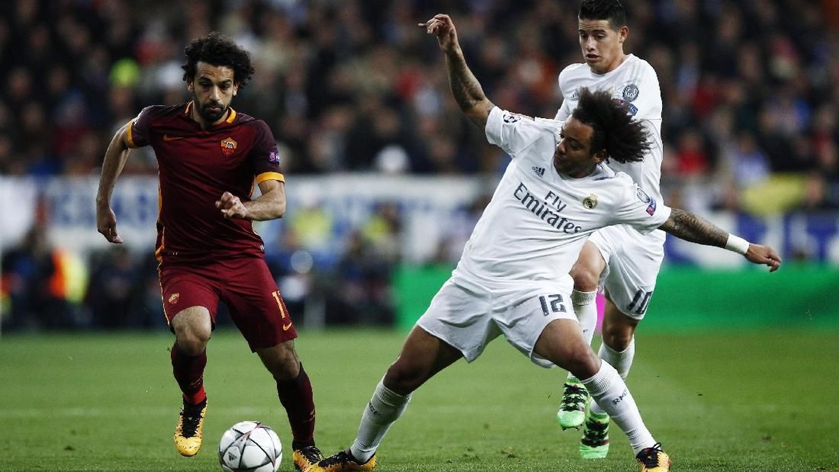 Salah dan Marcelo ketika berhadapan di 2015/2016, saat AS Roma bertemu dengan Madrid. (Foto: Gonzalo Arroyo Moreno/Getty Images)