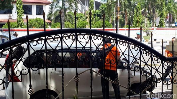 Foto: Mobil Terduga Teroris Penyerang Polda Riau Diperiksa