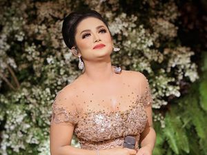 Gaunnya Lebih Megah dari Pengantin, Gaya Krisdayanti Jadi Kontroversi Gaunnya Lebih Megah dari Pengantin, Gaya Krisdayanti Jadi Kontroversi