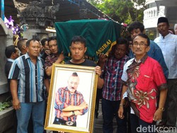 Ratusan Pelayat Antar Gogon ke Peristirahatan Terakhir