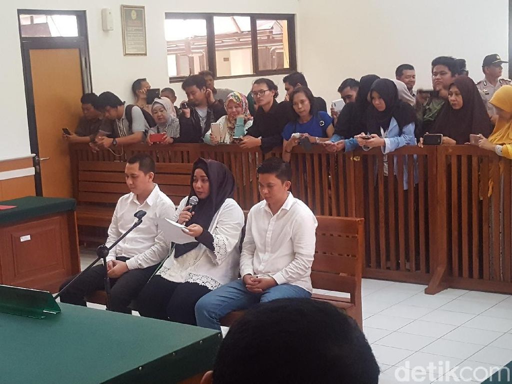 Bacakan Pleidoi, Bos First Travel Nangis Minta Hukuman yang Adil Bacakan Pleidoi, Bos First Travel Nangis Minta Hukuman yang Adil