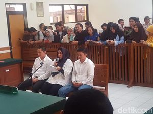 Bacakan Pleidoi, Bos First Travel Nangis Minta Hukuman yang Adil Bacakan Pleidoi, Bos First Travel Nangis Minta Hukuman yang Adil