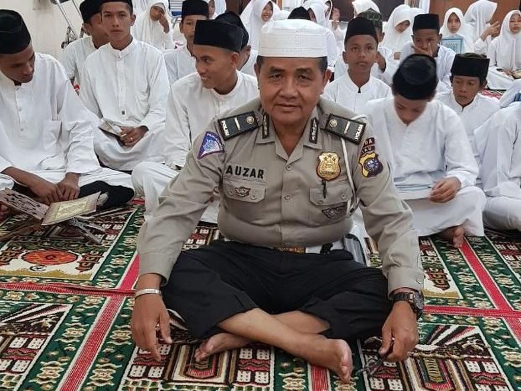 Kenangan Abdul Somad soal Iptu Auzar yang Gugur Ditabrak Teroris Kenangan Abdul Somad soal Iptu Auzar yang Gugur Ditabrak Teroris