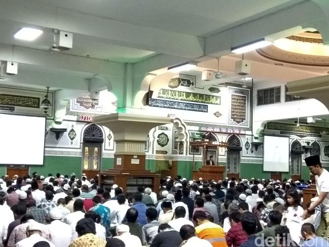Begini Suasana Tarawih Pertama di Masjid Agung Al-Azhar Begini Suasana Tarawih Pertama di Masjid Agung Al-Azhar