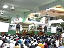 Begini Suasana Tarawih Pertama di Masjid Agung Al-Azhar