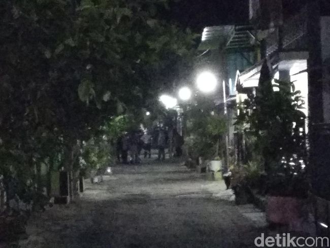 Tetangga: Warga Digerebek Densus 88 Baru 5 Bulan Tempati Rumah Tetangga: Warga Digerebek Densus 88 Baru 5 Bulan Tempati Rumah