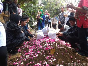 Jenazah Gogon Dimakamkan, Ratusan Pelayat Ikut Mengantar Jenazah Gogon Dimakamkan, Ratusan Pelayat Ikut Mengantar