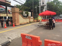 Polres Jaktim Dijaga Ketat, Pengunjung Dilarang Bawa Tas Masuk