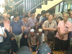 Tangis Sambut Jenazah Ipda Auzar yang Ditabrak Teroris