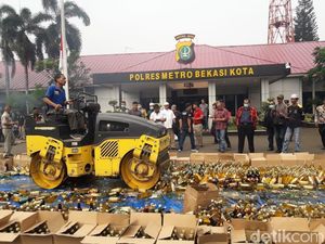 Polres Bekasi Musnahkan 9.000 Botol Miras dan Ganja Polres Bekasi Musnahkan 9.000 Botol Miras dan Ganja