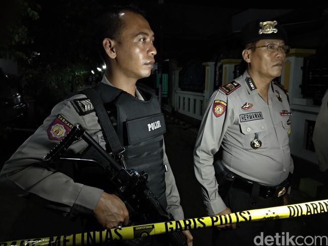 Densus 88 Gerebek Rumah di Probolinggo, Diduga Ada Jaringan Teroris Densus 88 Gerebek Rumah di Probolinggo, Diduga Ada Jaringan Teroris