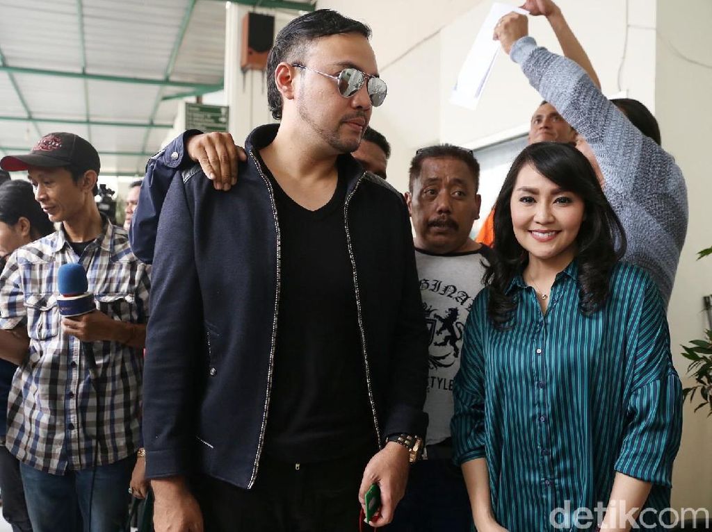 Klarifikasi Sandy Tumiwa soal Permintaan Rujuk dengan Tessa Kaunang Klarifikasi Sandy Tumiwa soal Permintaan Rujuk dengan Tessa Kaunang